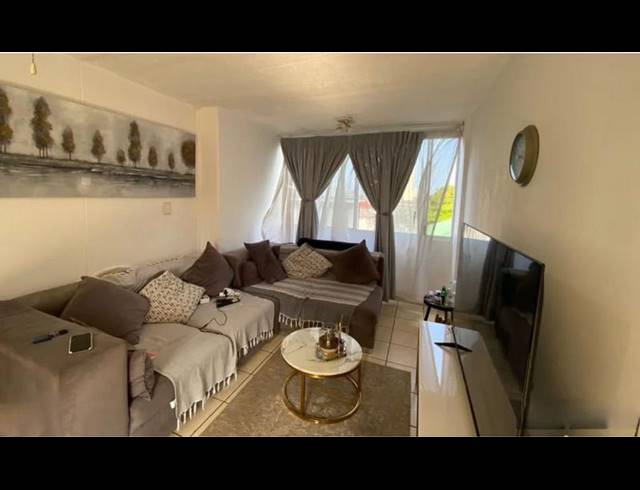 2 BEDROOM APARTMENT FOR SALE IN GLENWOOD